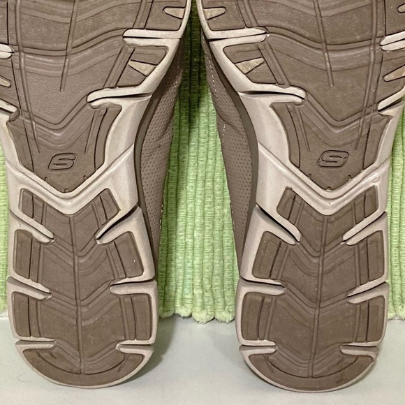 Skechers Gratis Strolling Womens Taupe Lightweight Slip On Sneakers Shoes SZ 7 - Picture 10 of 11